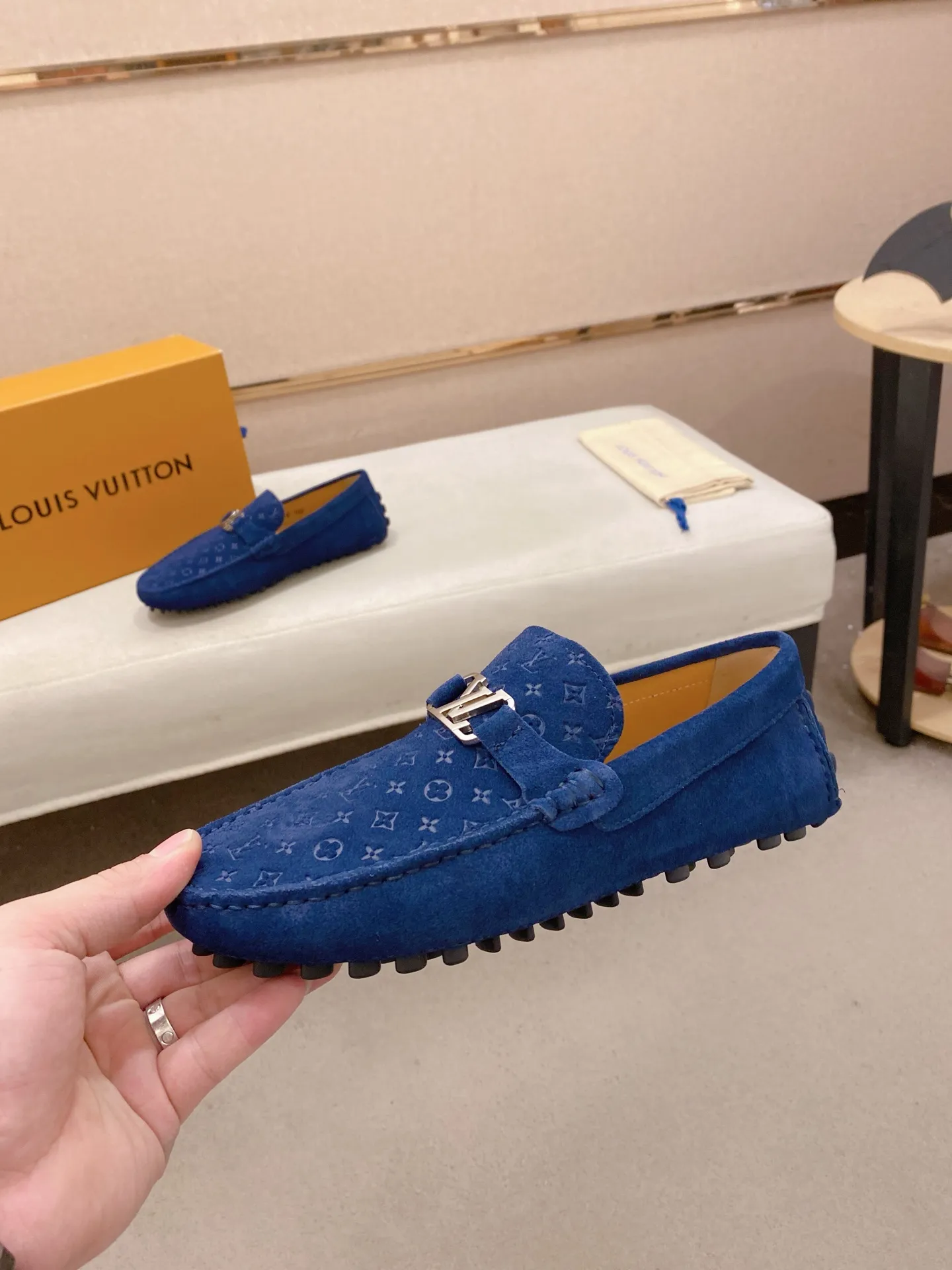 Factory price: 500💰High-end quality! LV 🆕🆕Exclusive hot-selling products in stock🔥🔥New products on the shelves, high-quality Ferragamo men's pea shoes, high-end casual driving shoes, with complete packaging! 💪 💪 Material: Imported suede cowhide 🐂 + Imported high-quality buffalo leather lining + wear-resistant outsole 👍🏻👍🏻 Features: High-end and comfortable, purely handmade 🚀 🚀 Create the perfect shoes that suit you best 🔥 🔥 Size: (38-44) 45 standard size can be customized!